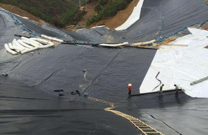 复合蜜桃永久免费膜的下端怎样锚固