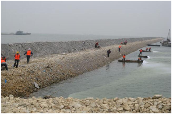 小型工作船配合复合蜜桃永久免费布溜放作业