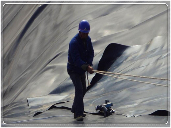 0.3mm厚的蜜桃永久免费膜解决风水淘蚀严重且渗流问题