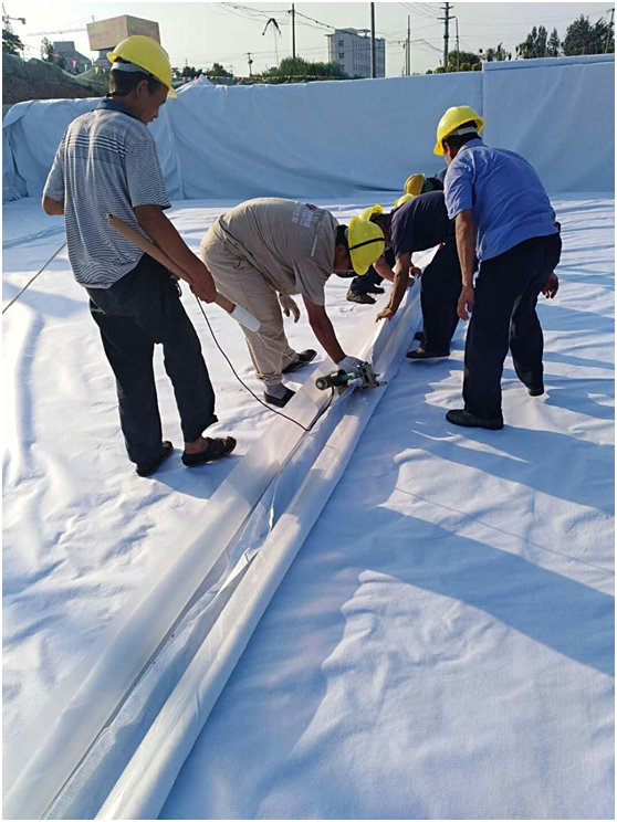 焊接质量的好坏是复合蜜桃永久免费膜防渗性能成败的关键