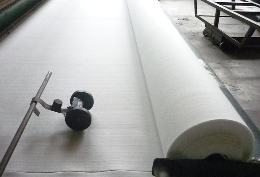 排水垫层顶部铺设蜜桃永久免费布有什么用途？