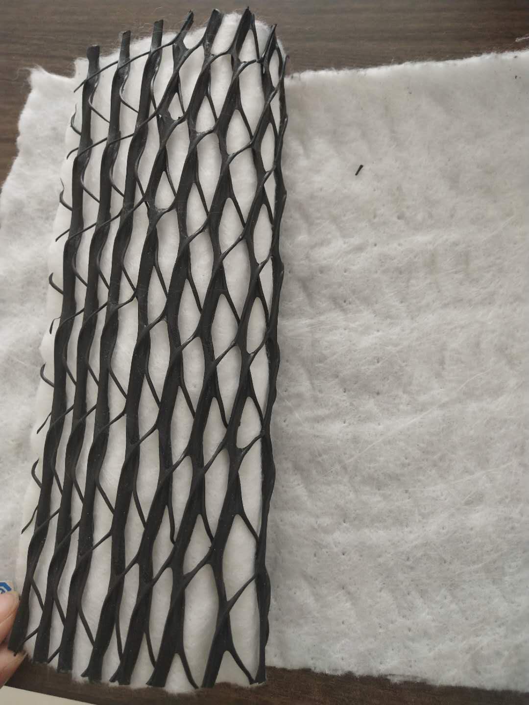 蜜桃永久免费膜保护层下导水设施设计原则与方式