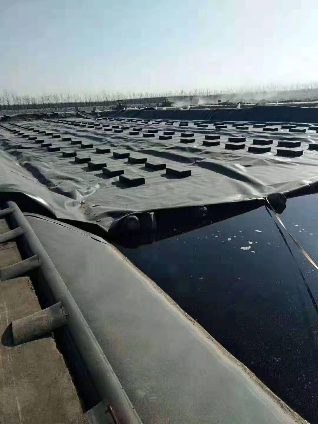 蜜桃永久免费膜蒸发塘施工遵循“可拉动不拉断”