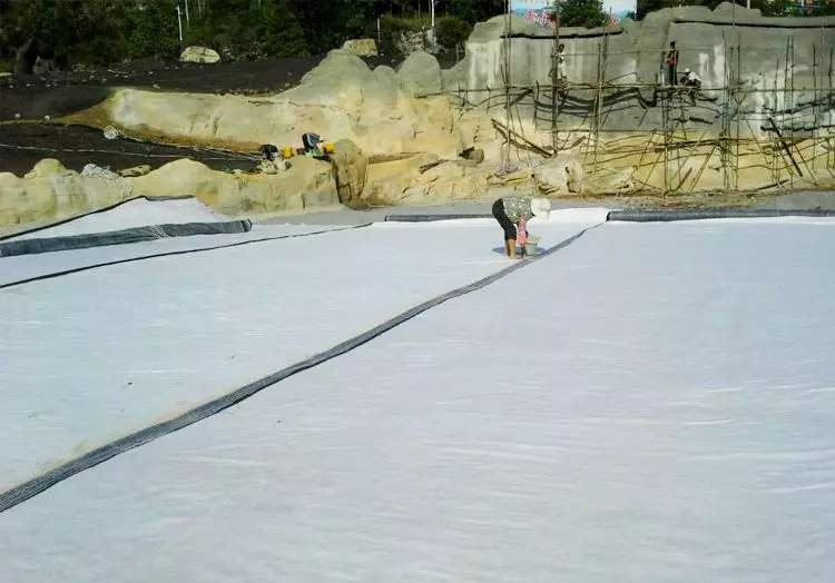 风化料心墙的上游面铺设蜜桃永久免费膜的优势