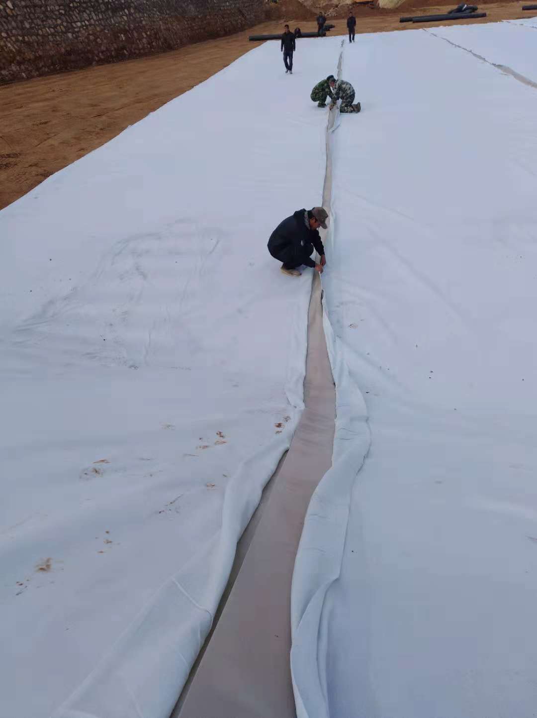 蜜桃永久免费布的连接采用膜焊布缝的方式