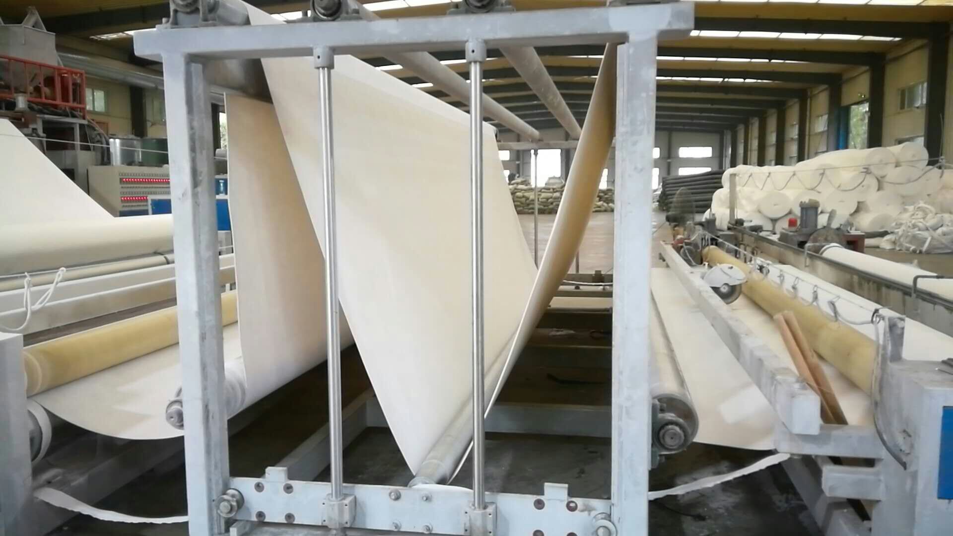 透水地基上的土石坝的复合蜜桃永久免费膜防渗措施