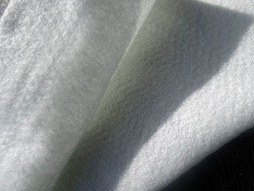 聚酯长丝烧毛蜜桃永久免费布铺设时候应注意什么？