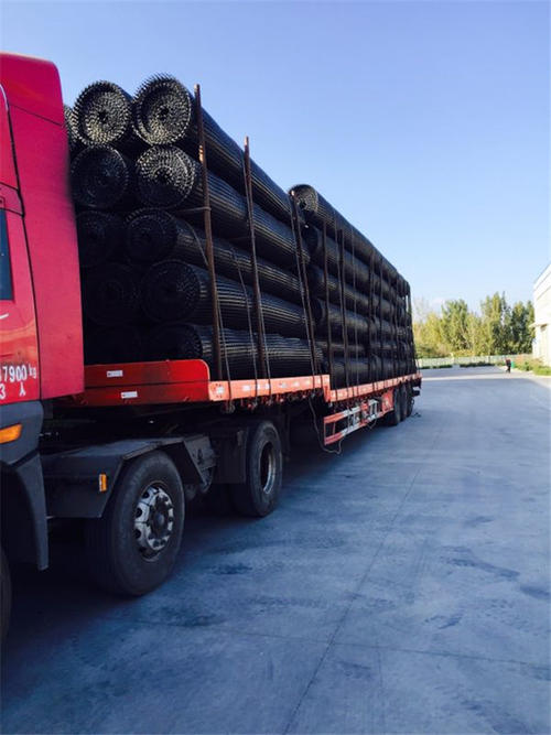 铺设多层蜜桃永久免费格栅( 格室) 路基顶面各点的沉降