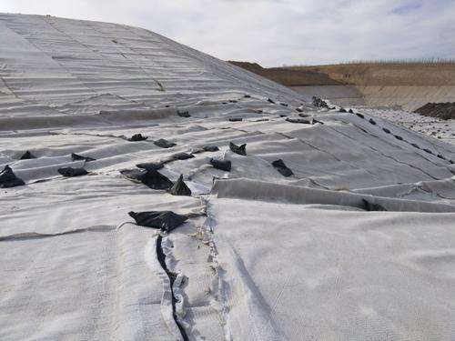 防水蜜桃永久免费膜在敷设时需满足锚固搭接长度要求