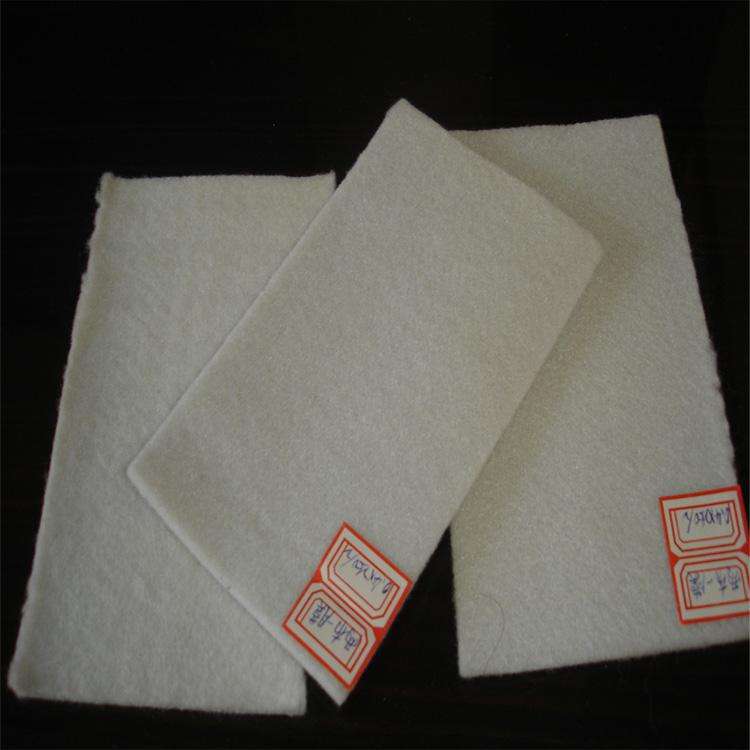 斜坡上铺设复合蜜桃永久免费膜时应保证在无雨天气施工