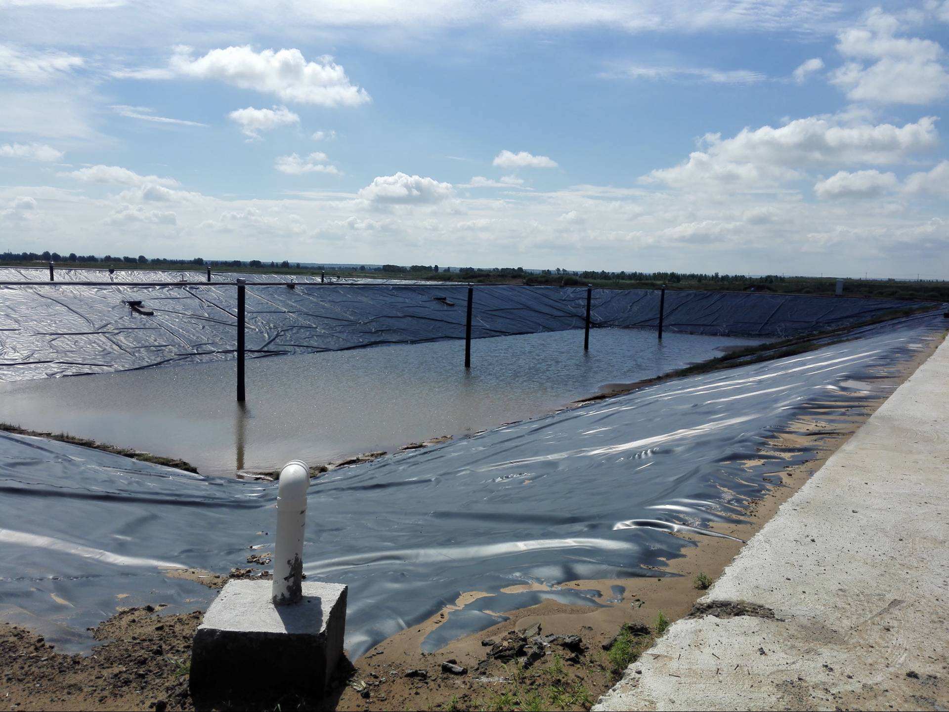 防渗膜接头应保持清洁、无油污和灰尘