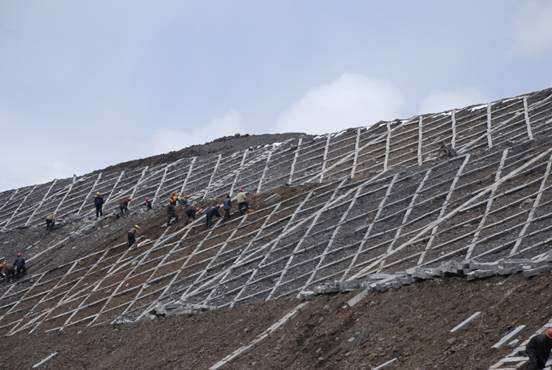 如何选取渣场材料渗透系数与物理力学参数的HDPE膜？