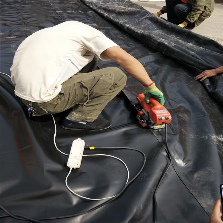 围堰堰体防渗采用复合蜜桃永久免费膜心墙形式节省投资较为重要