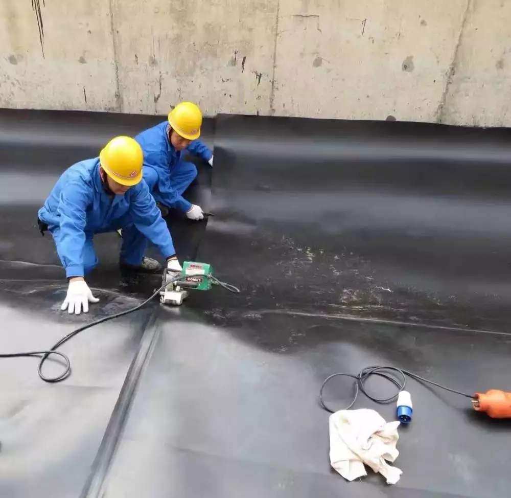 热锲焊的T型焊缝处和局部破损处采用挤压焊修补
