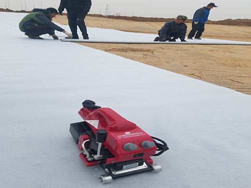 宽度对非织造蜜桃永久免费膜拉伸性能影响