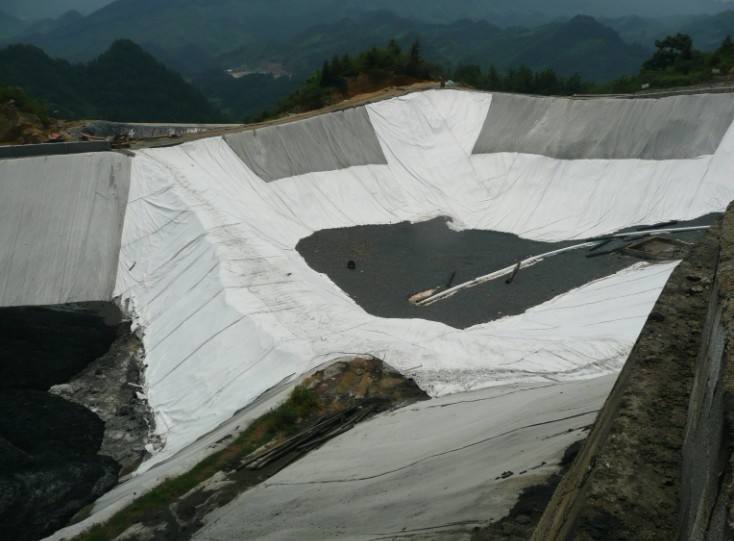 蜜桃永久免费膜与土的界面强度是影响填埋场正常服役的关键之一