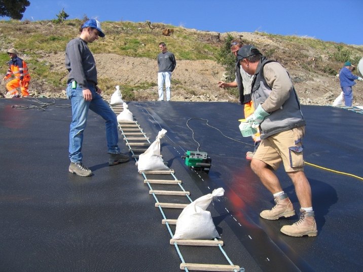 地形地貌与地质构造是岩蜜桃永久免费程是否稳固的首要影响要素