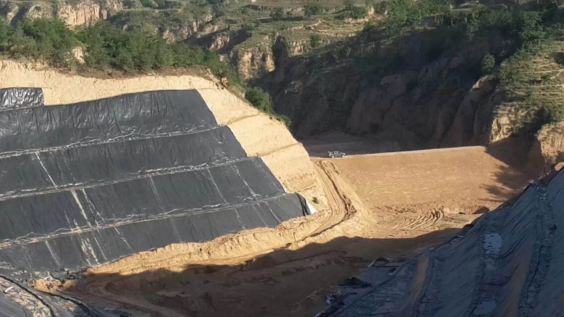 高密度聚乙烯蜜桃永久免费膜主要用于填埋场、景观湖泊和池塘