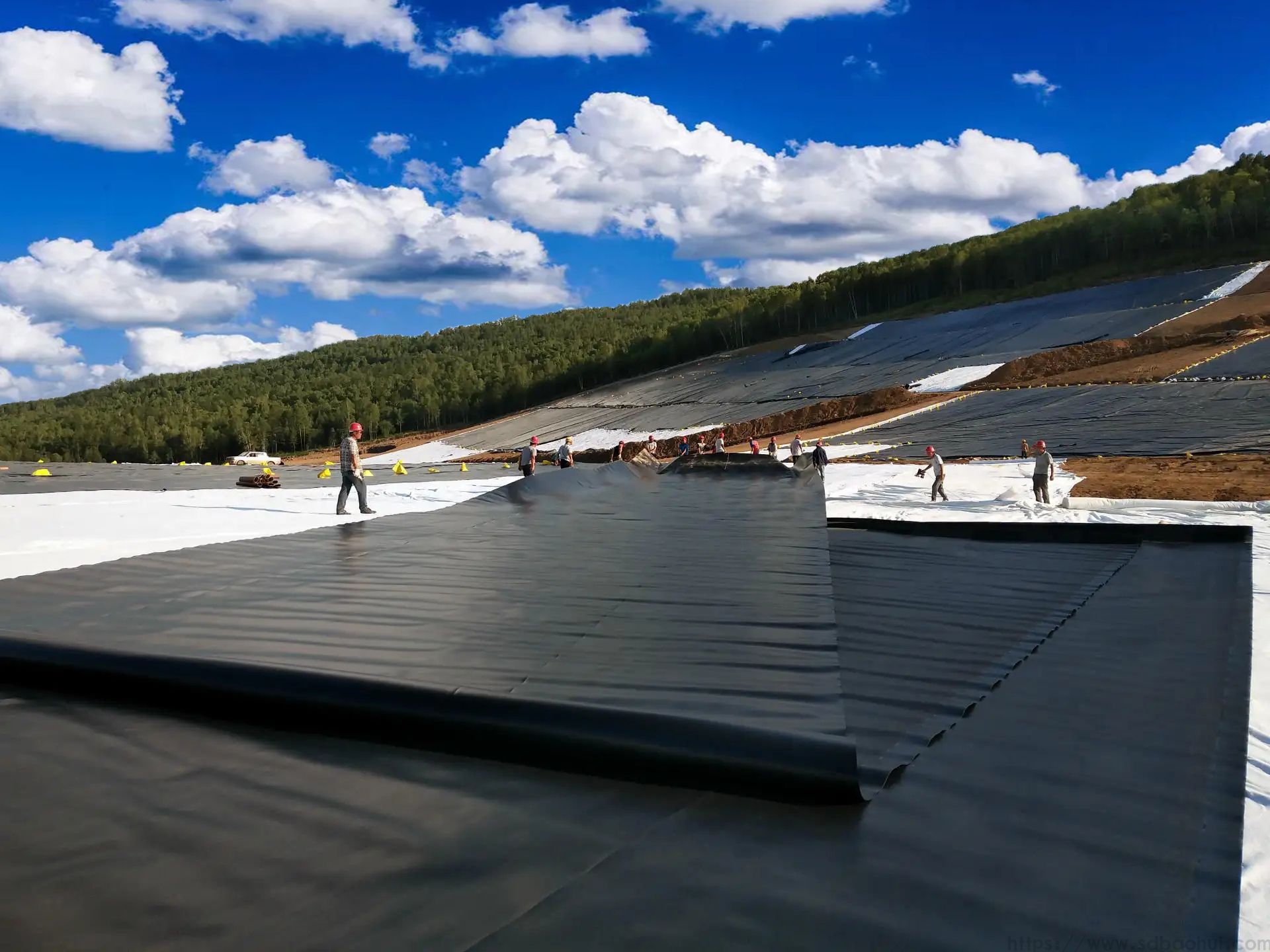 PE防渗膜和PE复合蜜桃永久免费膜两者之间的区别及施工环境下选择要求